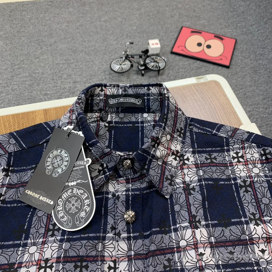P230 💰Model number G733 Chrome Hearts classic cashew flower cross all-over printed jacquard long-sleeved top couple casual shirt 1️⃣Customized original jacquard fabric, high-quality pure cotton jacquard plaid fabric, soft and comfortable to the touch, a very high-quality fabric! 2️⃣The details of the workmanship are perfectly controlled. The lining is made of vest hemming, and the cuffs are made of double cross leather labels. It is different from the ordinary version. The collar is also designed with interlining, which shows high-end fashion and personality. The style is fashionable, simple and elegant, and it is a very versatile jacket! 4⃣️Complete accessories, all customized with original versions! Same style for men and women Color: Purple Red Size: S M L XL